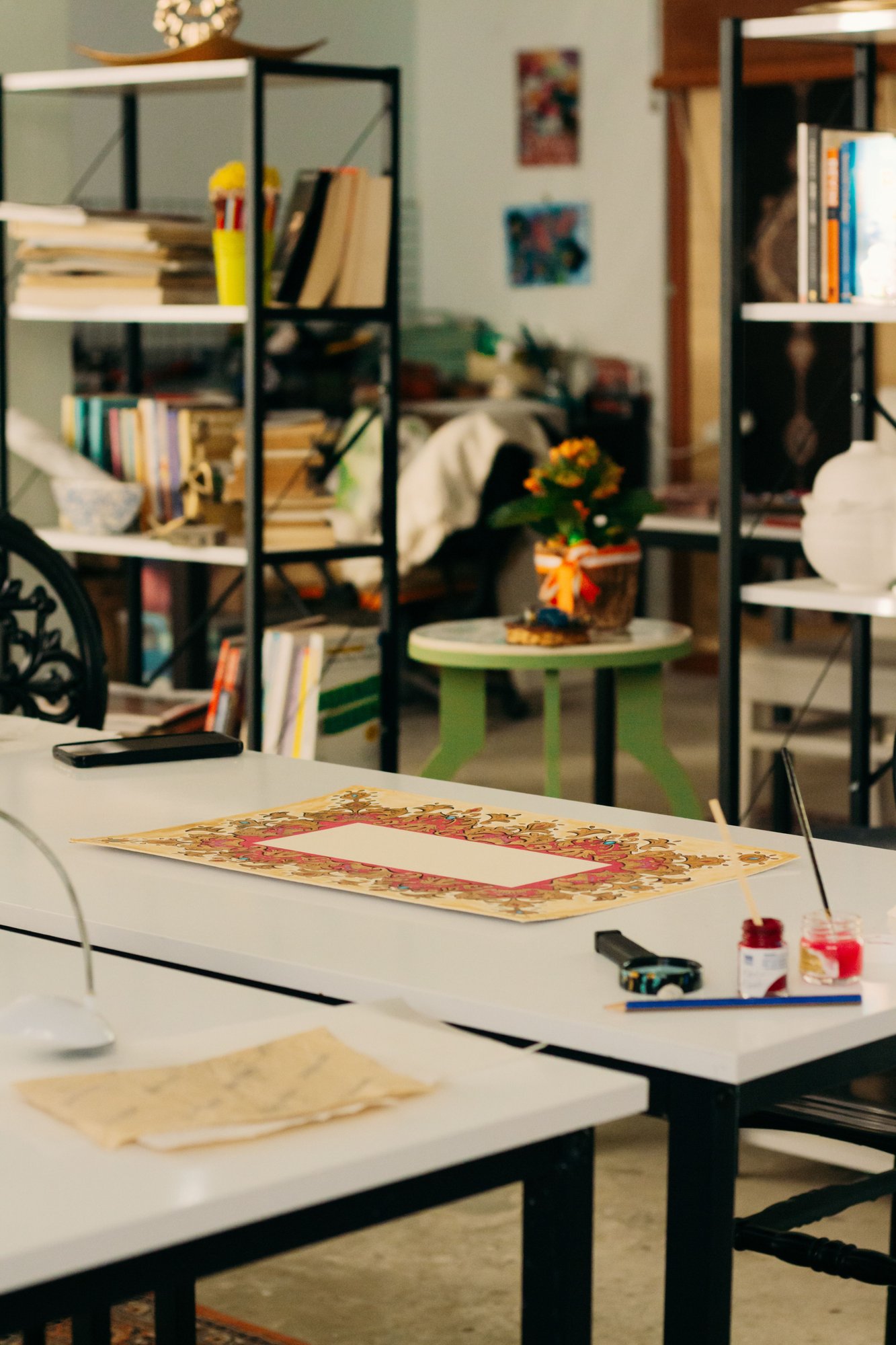 Interno del laboratorio con telai appesi